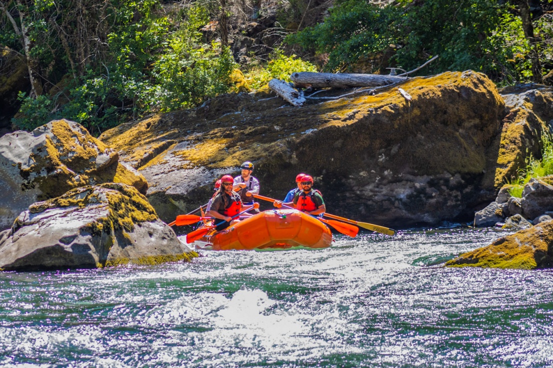 Rafting around boulders on the North Umpqua River